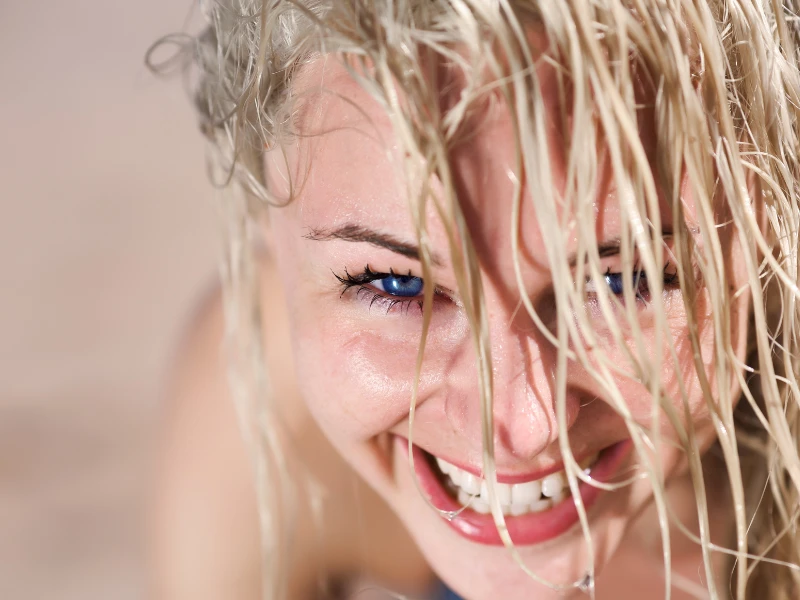 usar planchas en cabello mojado